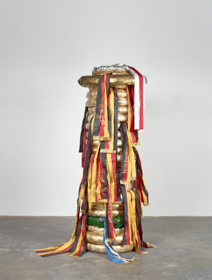 Untitled, 2001 (siegerkranzstapel) [Sem título, 2001 (pilha de coroa de louros)]